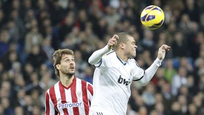 Pepe despeja un balón ante Llorente.