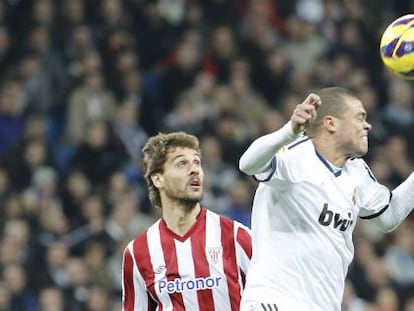 Pepe despeja un balón ante Llorente.