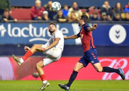 Munir y Oier disputan el balón, este domingo en El Sadar.