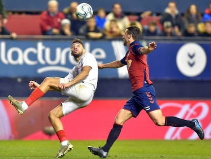 Munir y Oier disputan el balón, este domingo en El Sadar.