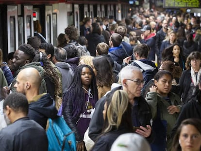 Andén de la estación de metro de plaza Catalunya, lleno de gente durante la huelga de este 8 de abril.