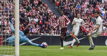 El jugador del Atletic de Bilbao Iñaki Williams lanza a la portería de Keylor Navas.