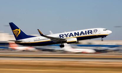 Un avión de Ryanair despega en el aeropuerto de Palma de Mallorca.