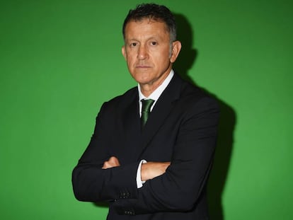 Osorio durane una sesión de fotos para la FIFA.