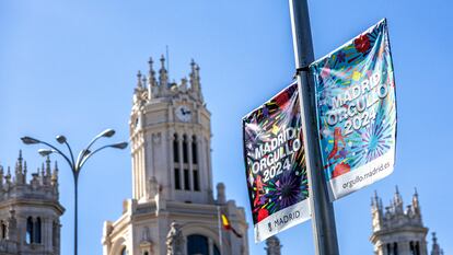 Carteles del Orgullo Madrid 2024 en el Paseo del Prado, al fondo el Ayuntamiento de Madrid.