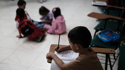 Un grupo de niños en un salón de clases en Cúcuta, en febrero de 2025.
