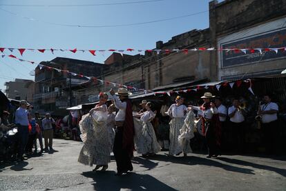 Baile y música tradicionales en el Paseo de los Yuyos para celebrar el 1 de agosto.