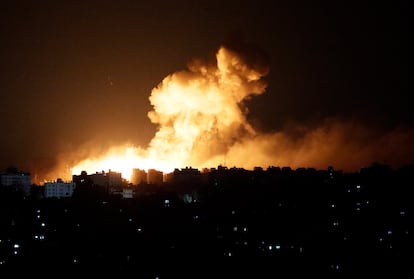 El humo tras un ataque aéreo israelí a la franja de Gaza, el 10 de octubre.