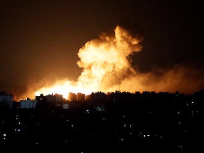El humo tras un ataque aéreo israelí a la franja de Gaza, el 10 de octubre.