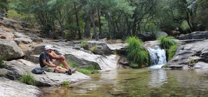 Visitantes en el entorno de la cascada del Purgatorio, en la sierra de Guadarrama.