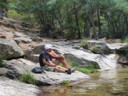 Visitantes en el entorno de la cascada del Purgatorio, en la sierra de Guadarrama.