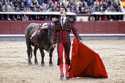 Talavante con el tercer toro de la tarde.