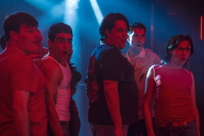 Omar Ayuso, Carlos González y Yenesi, en un momento del primer capítulo de 'Mariliendre'.