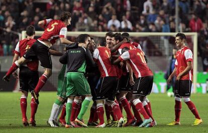 Los jugadores del Racing celebran su pase a octavos de la Copa del Rey.