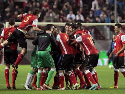 Los jugadores del Racing celebran su pase a octavos de la Copa del Rey.