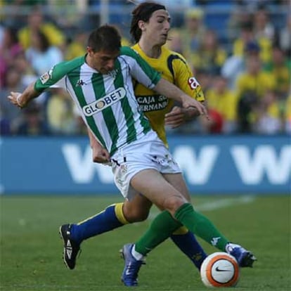 El centrocampista del Betis Joaquín (izda.) regatea un balón ante el centrocampista del Cádiz, Matías Pavoni.