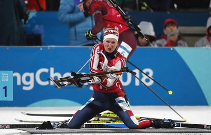 Marte Olsbu de Noruega dispara durante la competición de biatlón de relevos mixtos, en Pyeongchang (Corea del Sur), el 20 de febrero de 2018.