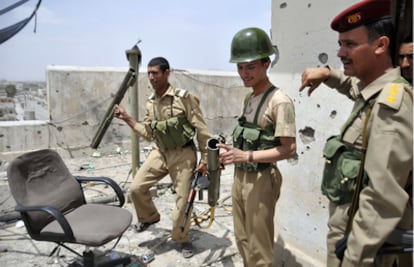 Soldados yemeníes preparan una carga de proyectiles en la azotea de una casa.