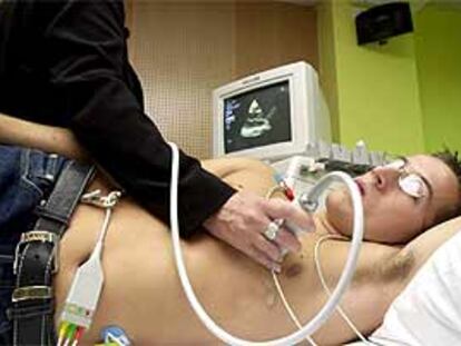 Un paciente se realiza una ecografía con el ecocardiógrafo tridimensional en tiempo real,presentado hoy en el Hospital Clínico San Carlos de Madrid.