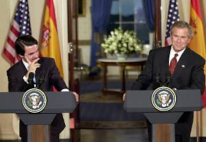 El expresidente del gobierno español, José María Aznar, y el expresidente de EE.UU., George W. Bush, durante una rueda de prensa conjunta en la Casa Blanca. EFE/Archivo