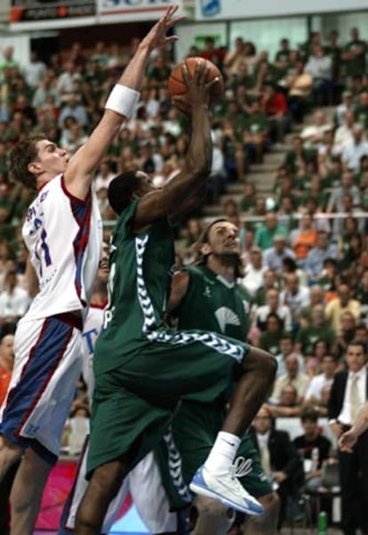 Pietrus (derecha), del Unicaja, intenta penetrar a canasta ante la oposición del pívot del Tau Vitoria, Tiago Splitter, durante el primer partido de la Final de la liga ACB.