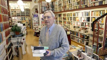 Ignacio Latierro, cofundador de Lagun, en la librería de San Sebastián que tiene más de medio siglo de vida.