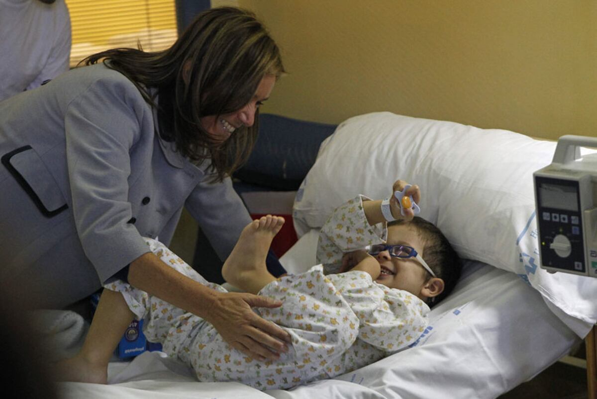 Ana Mato se estrena con una visita a niños enfermos | Noticias de ...