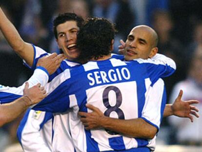 Luque, Sergio y Manuel Pablo celebran uno de los goles del Deportivo.