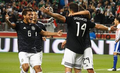 Los mexicanos celebran uno de sus goles.