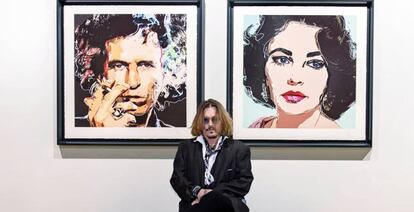 Johnny Depp, junto a sus creaciones artísticas. 