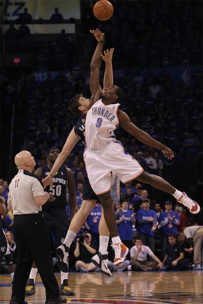 Gasol e Ibaka pugnan en un salto por el balón.