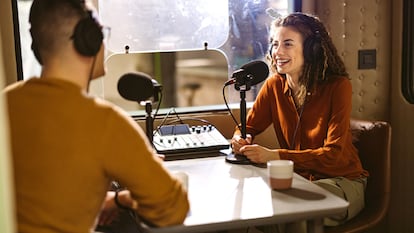 Dos personas durante la grabación de un podcast.