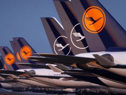 Aviones de Lufthansa aparcados en el aqeropuerto internacional de Fráncfort.