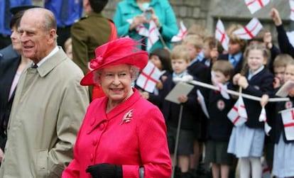 La reina Isabel II de Inglaterra ha celebrado hoy su 80 cumpleaños entre una multitud congregada ante la gran fortaleza del castillo de Windsor, al oeste de la capital británica, donde ha recibido cantidad de flores y tarjetas. A mediodía, la soberana salió por la puerta Enrique VIII del castillo para saludar a miles de súbditos que, con banderas inglesas y diversas pancartas, se dieron cita en Windsor.