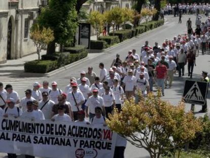 Extrabajadores de Santana, durante la protesta de este viernes en Linares.