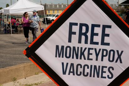 Un letrero anuncia la disponibilidad de vacunas gratuitas contra la viruela del mono en una clínica móvil de Galveston, Texas, en septiembre de 2022.