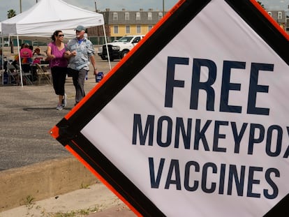 Un letrero anuncia la disponibilidad de vacunas gratuitas contra la viruela del mono en una clínica móvil de Galveston, Texas, en septiembre de 2022.