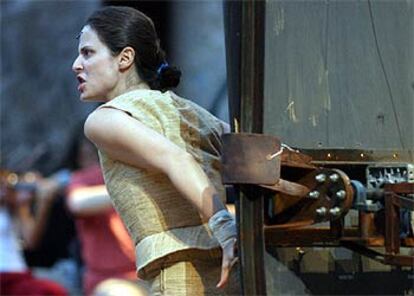 Aitana Sánchez-Gijón, durante el ensayo de <i>Juana de Arco en la hoguera</i>.