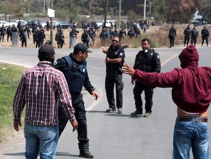 Policías y civiles, durante los enfrentamientos de la semana pasada en Palmarito.