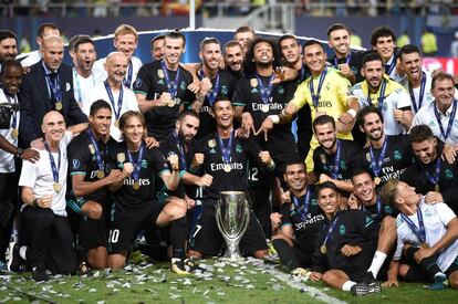 Los jugadores del Real Madrid posan con el trofeo.