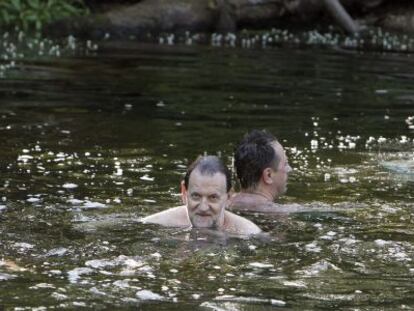 Mariano Rajoy (2d), durante sus vacaciones de verano de 2015, dándose un baño con unos amigos en Pontevedra