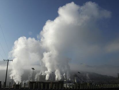 Columnas de humo en una f&aacute;brica de papel en Durango, en el Pa&iacute;s Vasco.