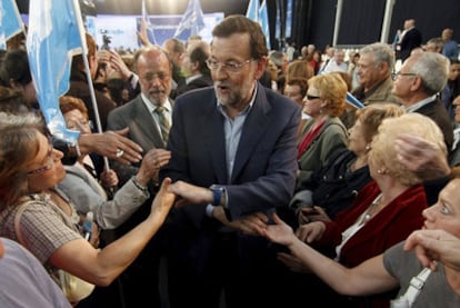 Mariano Rajoy saluda a asistentes al mitin del PP de ayer en Valladolid.