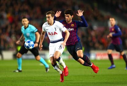 Harry Winks del Tottenham esquiva a Carles Alena del Barcelona. 