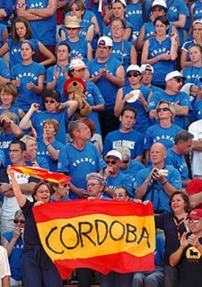 Unos aficionados andaluces festejan el triunfo entre los atribulados franceses.