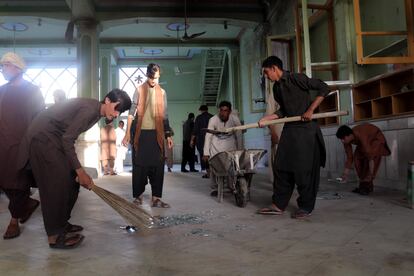 Limpieza de la mezquita chií de Kandahar (Afganistán), donde se han producido las explosiones este viernes.