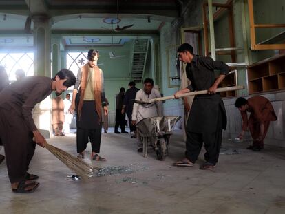 Limpieza de la mezquita chií de Kandahar (Afganistán), donde se han producido las explosiones este viernes.