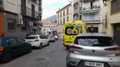 Dos ambulancias en la zona de Jaén donde se ha hallado a un niño muerto, este lunes.