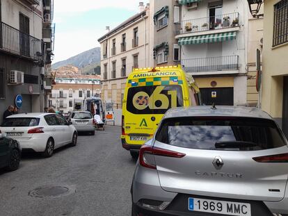 Dos ambulancias en la zona de Jaén donde se ha hallado a un niño muerto, este lunes.