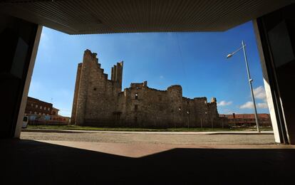 El castillo de Puñonrostro, en Torrejón de Velasco, se empezó a construir en la primera mitad de siglo XV, en un contexto de anarquía feudal en el reino de Castilla.